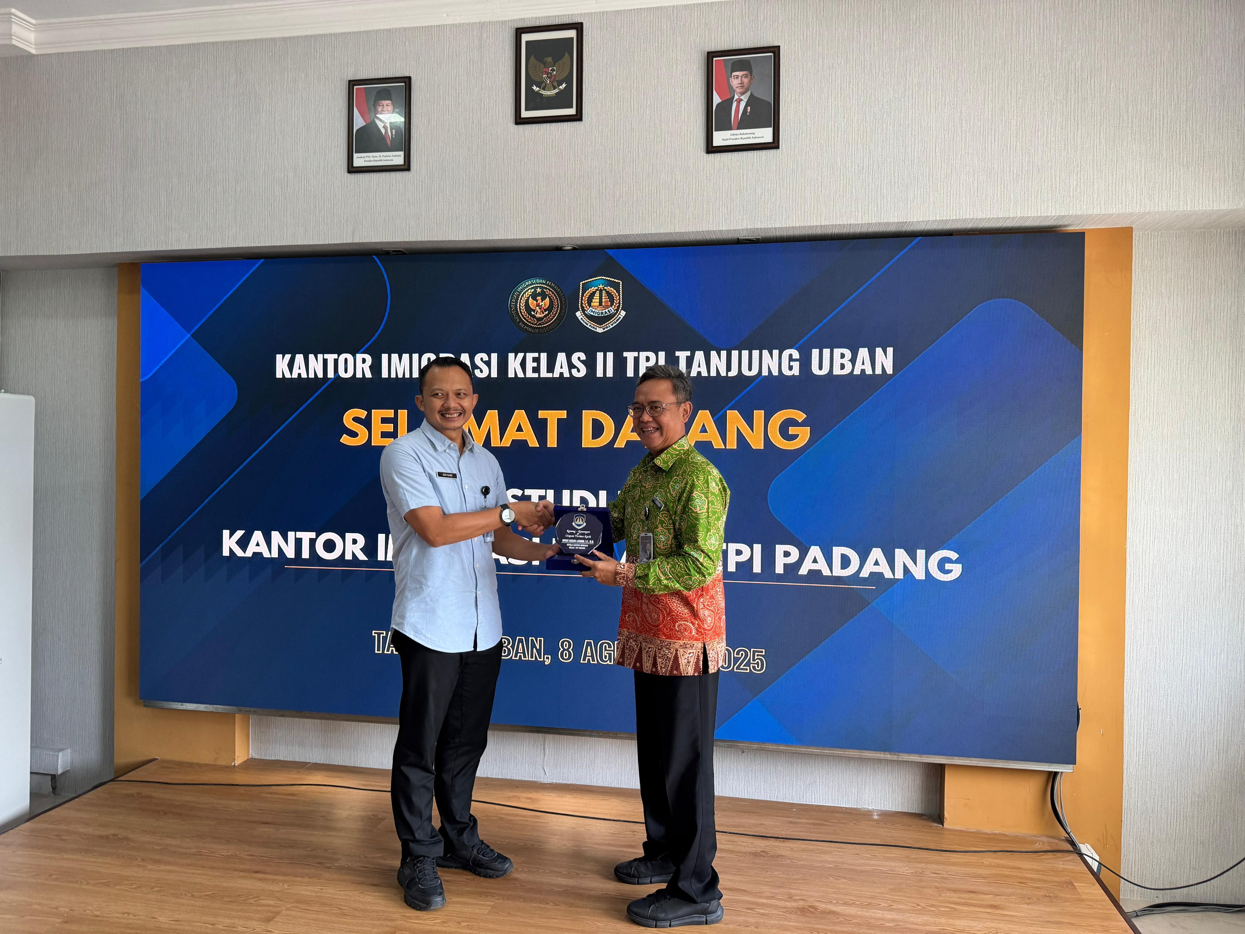 Imigrasi Tanjung Uban Terima Kunjungan Studi Tiru Imigrasi Padang Terkait Fungsi Pengawasan Keimigrasian di Wilayah Maritim 3