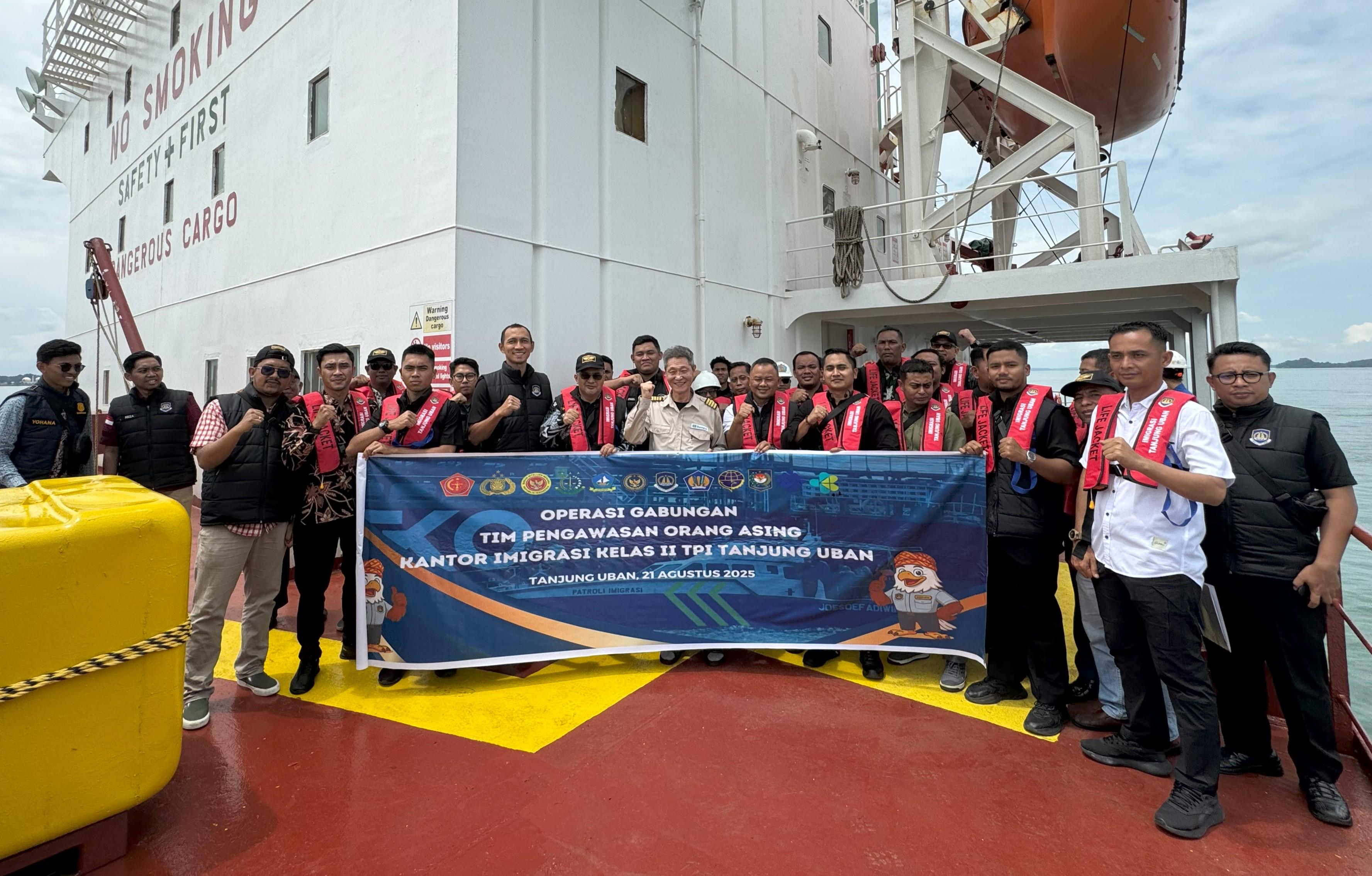 Kantor Imigrasi Tanjung Uban Gelar Operasi Gabungan Tim Pengawasan Orang Asing pada Perairan Kantor Imigrasi Tanjung Uban Gelar Operasi Gabungan Tim Pengawasan Orang Asing pada Perairan