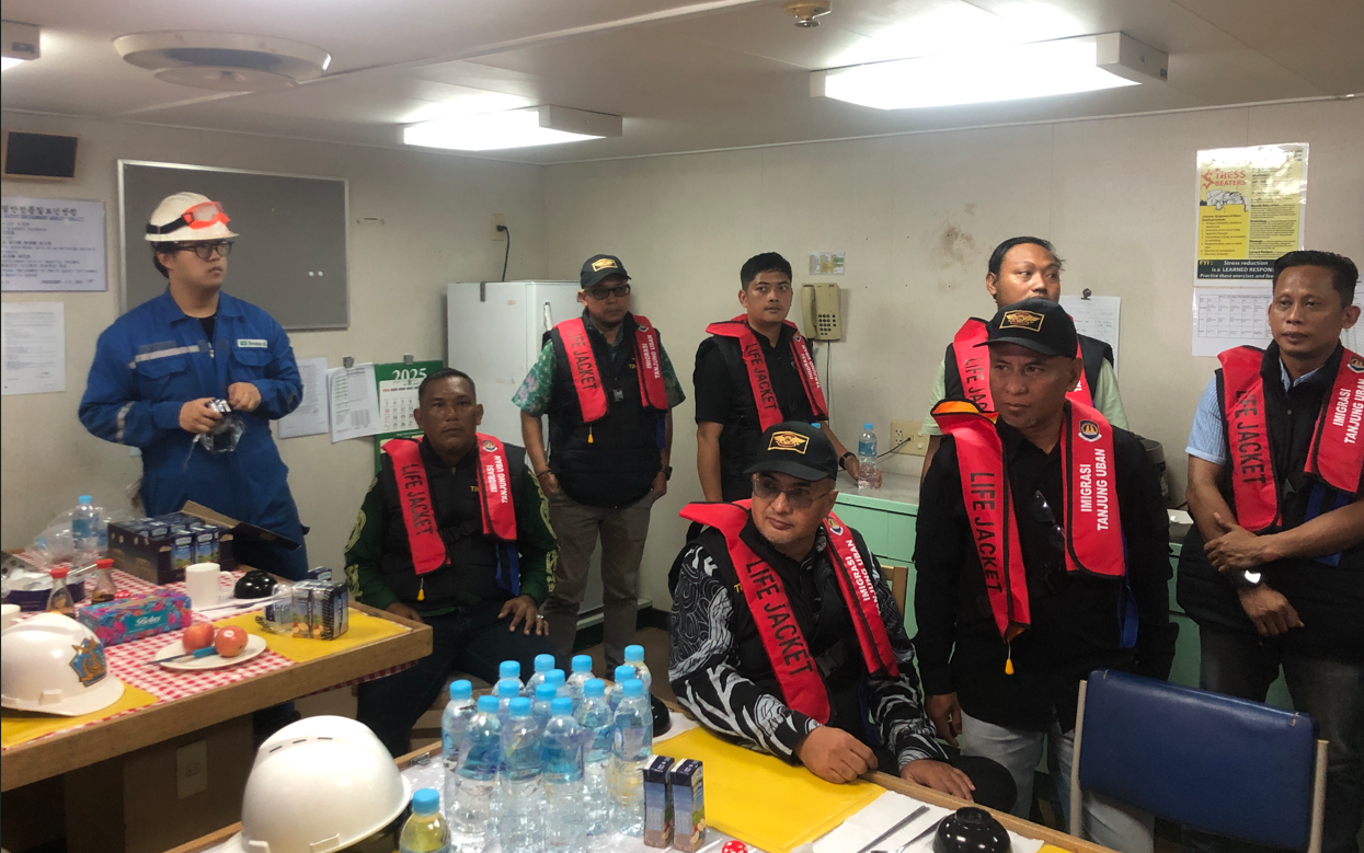 Kantor Imigrasi Tanjung Uban Gelar Operasi Gabungan Tim Pengawasan Orang Asing pada Perairan 4