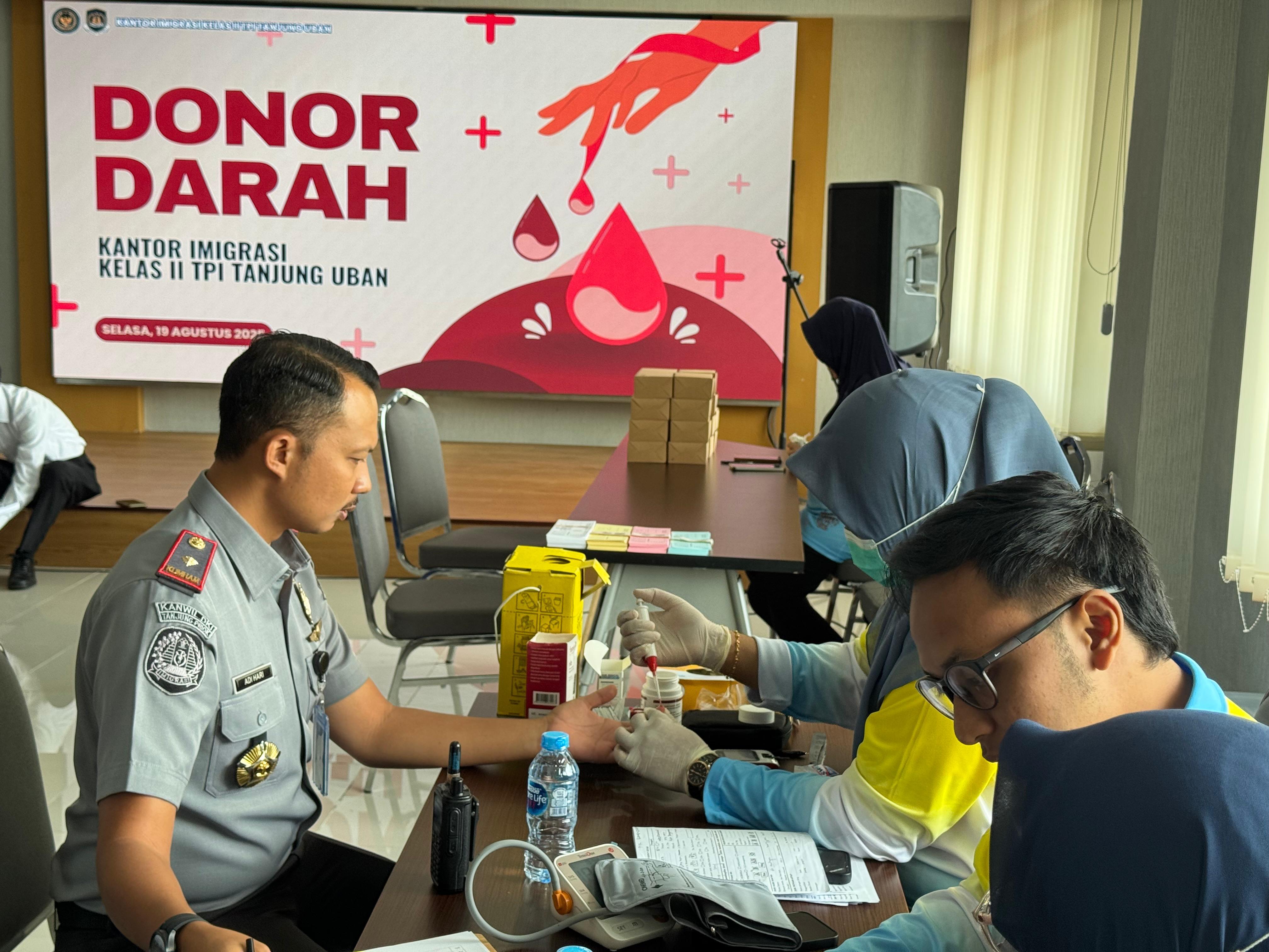 Imigrasi Tanjung Uban Meriahkan HUT RI ke-80 Dengan Donor Darah, Wujud Nyata Kepedulian Sesama Imigrasi Tanjung Uban Meriahkan HUT RI ke-80 Dengan Donor Darah, Wujud Nyata Kepedulian Sesama